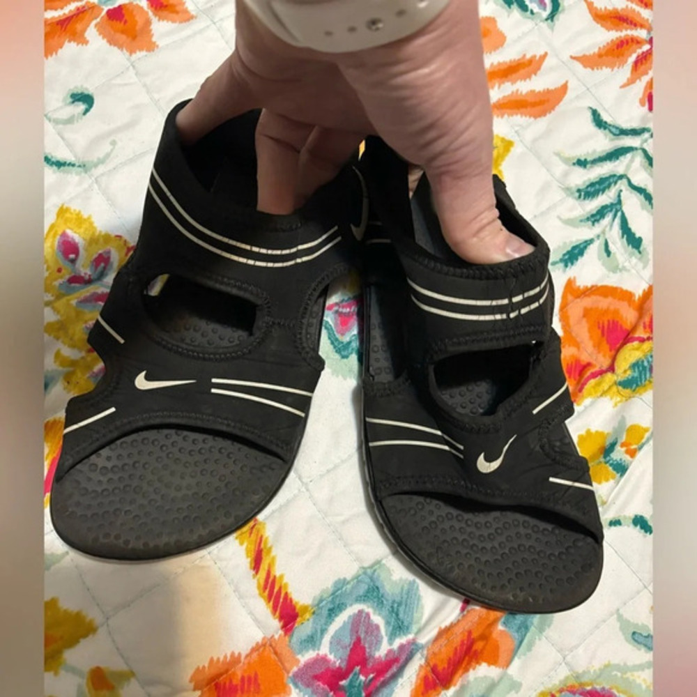 Nike water shoes play size 5